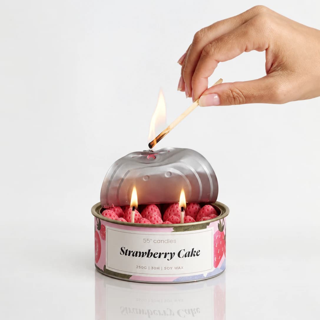 Свещ „Strawberry Cake“ в метална кутия, върху рисувана илюстрация