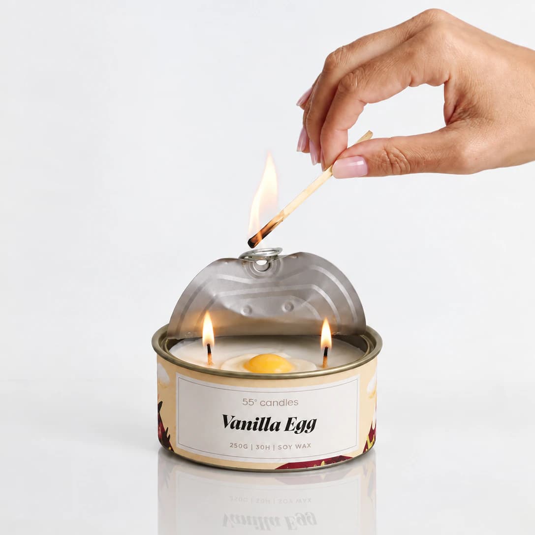 Свещ „Vanilla Egg“ в метална кутия, върху рисувана илюстрация